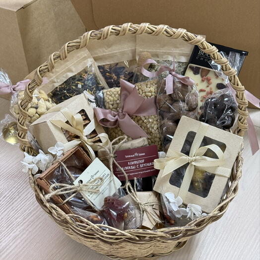 Подарочная корзина «Полезная» с орехами и чаем на 8 марта