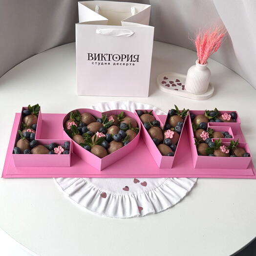 Клубника в шоколаде в премиум-наборе LOVE (30-35 ягод)
