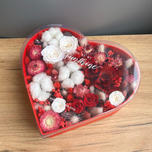 Композиция в сердце из стабилизированных цветов и сухоцветов