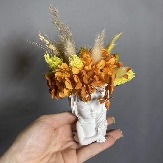 Нежная композиция «мечтательная девочка» из сухоцветов и стабилизированных растений в оранжевых и желтых оттенках