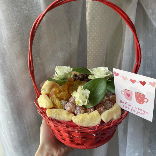 Тропическая корзина с розами