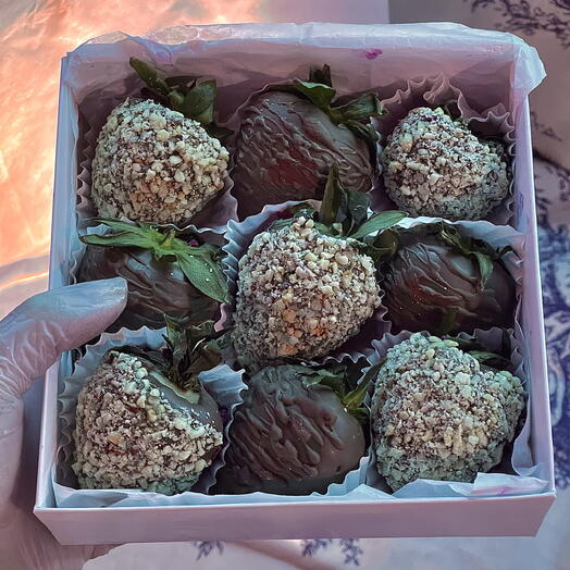 Клубника в шоколаде, набор 9 ягод (молочный шоколад + арахис)