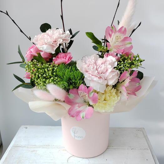 Шляпная коробка с диантусами