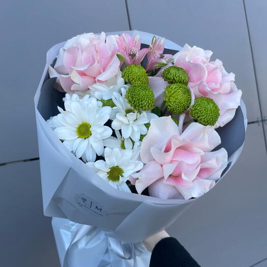 Букет с французскими розами и хризантемой в серой упаковке 🌸