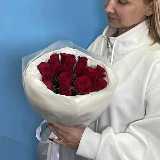 Букет из 15 красных роз в упаковке