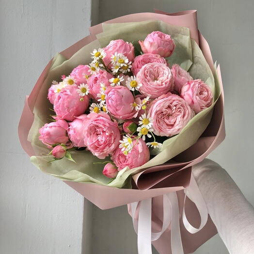 Нежные кустовые пионовидные розы с ромашками😍🌼