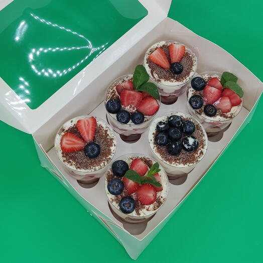 Новинка, ПП десерт, свежая сезонная клубника и крем. Номер 3