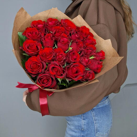 Букет из 23 красных розы в крафте ️🤎