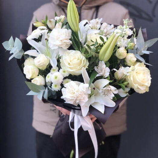 Букет с лилией, розами, гвоздиками, маттиолой, сантини, альстромерией и зеленью в упаковке