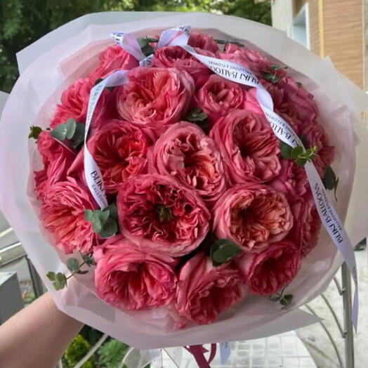 Пионовидные розы с эвкалиптом