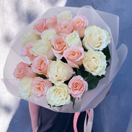 Букет из 21 белой и коралловой  розы Мондиаль и Шиммер Эквадор 60 см