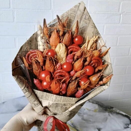 Мужской букет с раками, колбасками и сыром