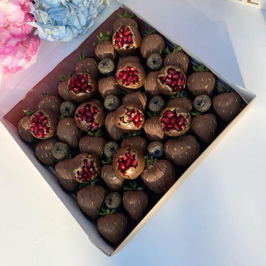 Клубника и гранат в шоколаде 😍