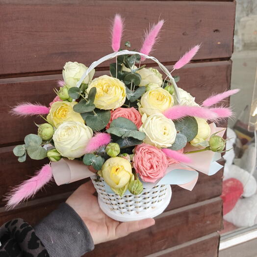 Корзина с кустовыми розами и лампасами 💛