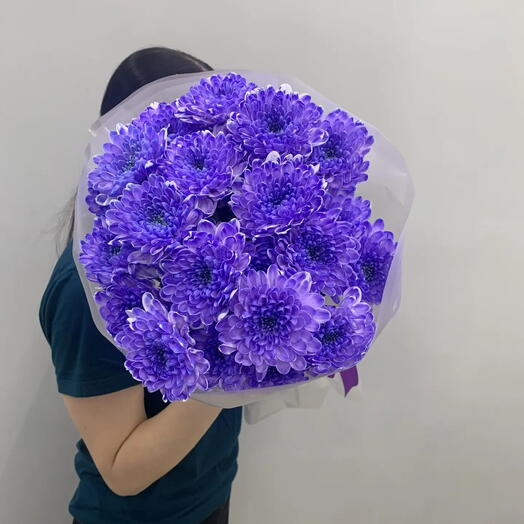 Букет из фиолетовых кустовых хризантем