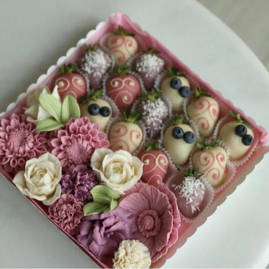 Chocolate-covered strawberries with edible flowers MAGIC LAND PREMIUM
