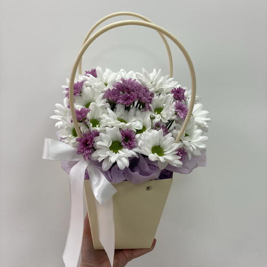 Композиция из хризантем и Сантини