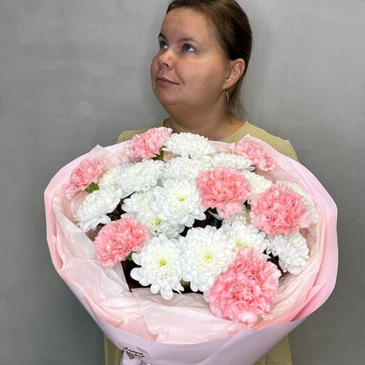 букет из хризантем и диантусов