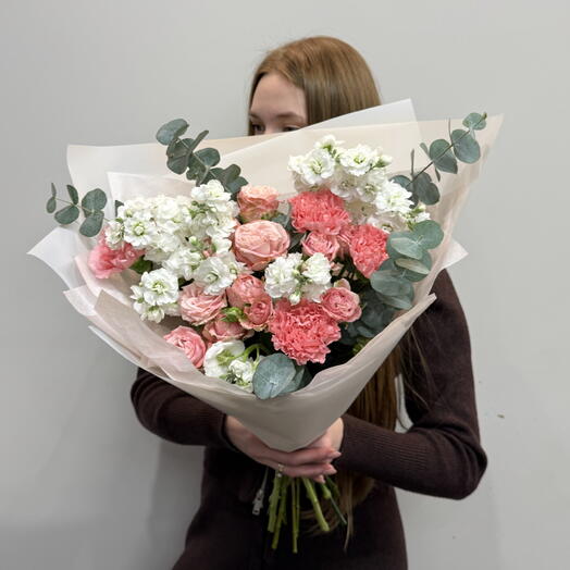 Букет из ароматной маттиолы и пион розы