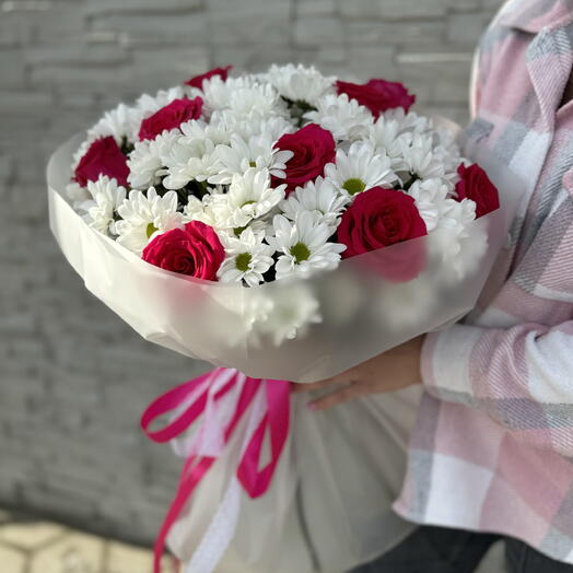 Букет из ромашек и розовых роз