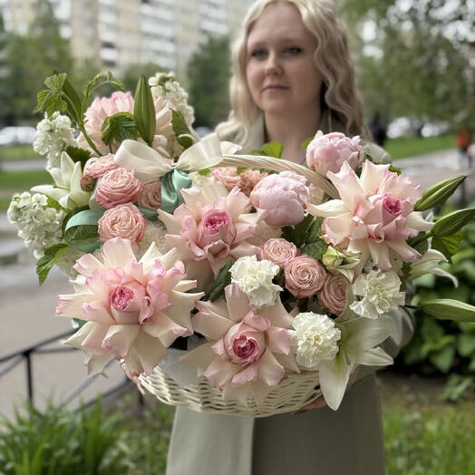 Корзина «Розовая малинка" с пионами, лилией, французской розой, кустовой розой, ветками малины
