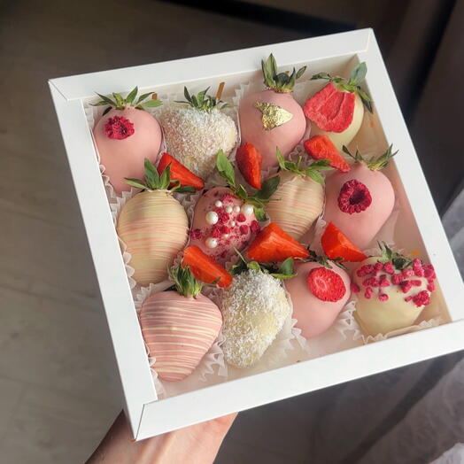 Клубника в белом и розовом шоколаде 12 шт
