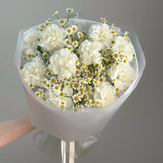 Букет из ромашек и белых диантусов