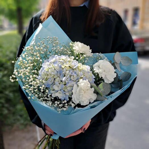 Воздушный букет с пышной гортензией, белоснежными диантусами и гипсофилой