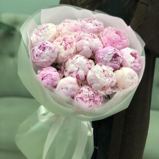 15 розовых пионов
