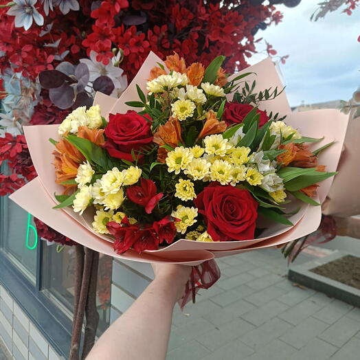 Яркие краски💛Букет с розами, альстромерией и хризантемой 🥰 Розы Хризантемы Дофаминовый букет Ромашки Красная роза