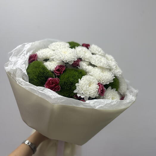 Сборный букет с гвоздикой киви