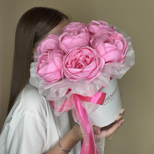 Композиция в шляпной коробке из 7 МЫЛЬНЫХ пионов