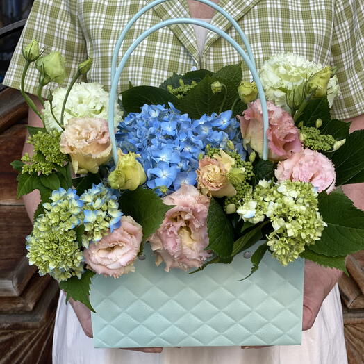 Flowers to go, композиция в сумочке