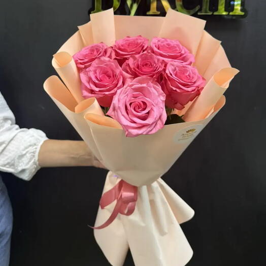 Розовые розы в оформлении 🌸