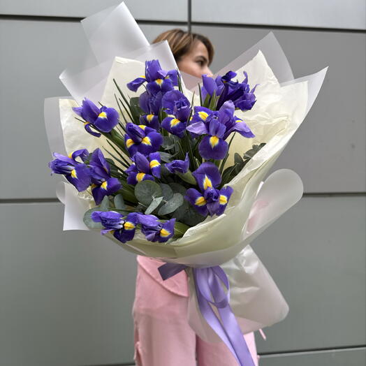 Монобукет из ирисов с ароматными эвкалиптами 💐