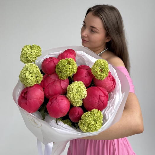 Букет из 9 пионов с вибурнумом "CORAL GARDEN"