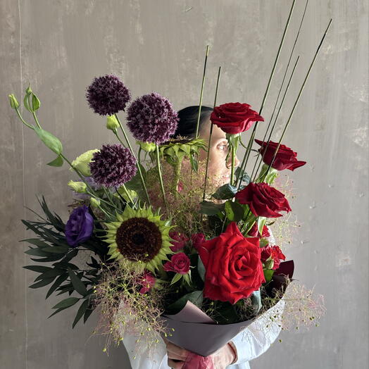 Дизайнерский авторский букет из роз, подсолнухов и эустомы