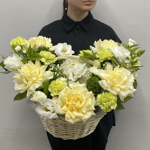Цветы в корзине