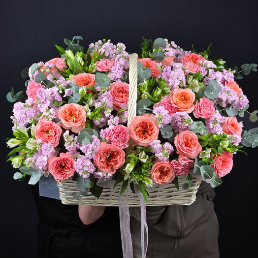 Большая корзина "Амур 🌸" с пионовидные розами и ароматный матиоолой