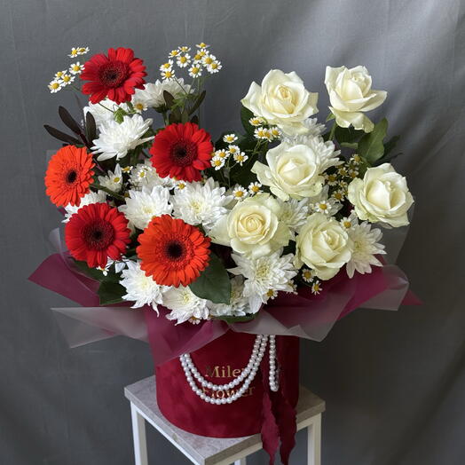 Цветы в коробке белые розы 🌹