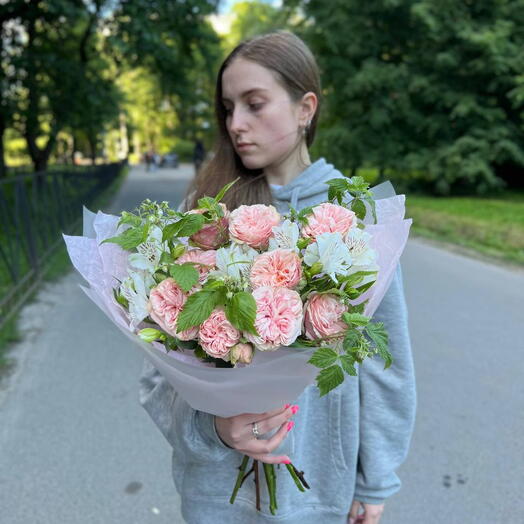 Букет из пионовидных роз и альстромерий
