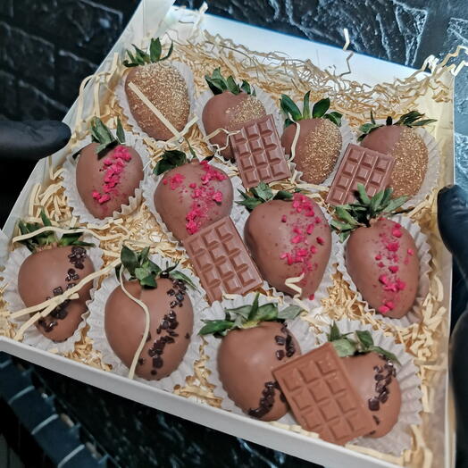 Набор из клубники в молочном шоколаде 🍓 🍫 12шт