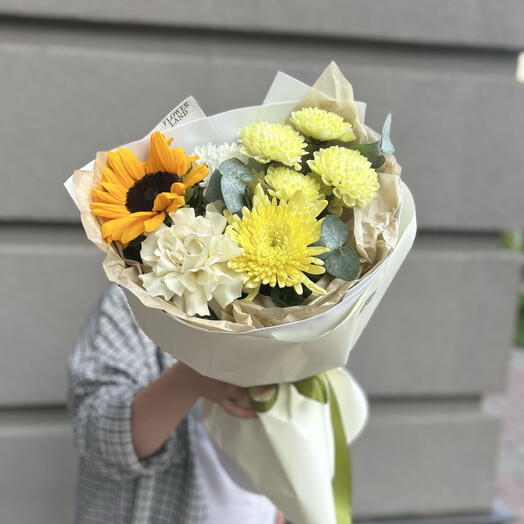 Букет «Солнце в твоих ладонях»🌻️ большой подсолнух 💛 ароматный эвкалипт💚 французская роза 🤍🌼стойкий букет 🫶🏻🤩