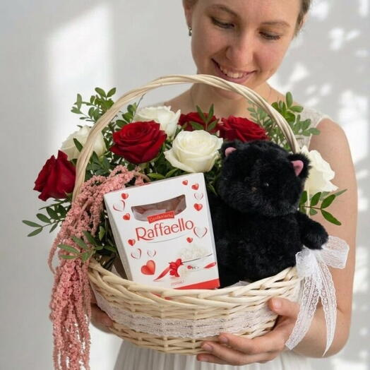 Корзина из цветов, конфет и коти
