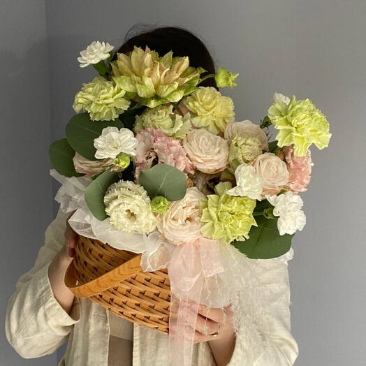 Летняя прохлада💚 Композиция из эустомы, диантусов, розы, эвкалипта в корзинке💛
