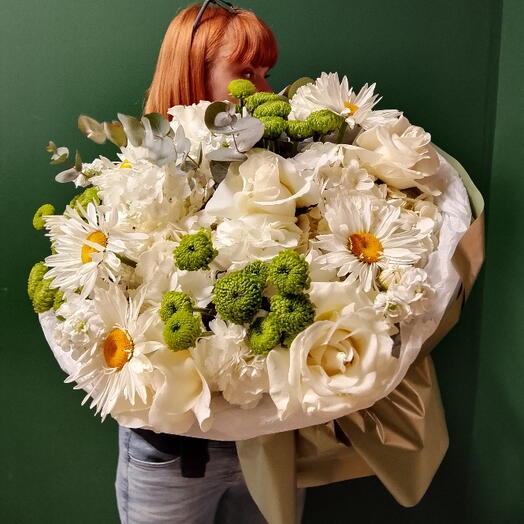 Букет из французских роз,ромашки, гортензии, хризантемы кустовой,матиоллы,диантуса, эвкалипта в дизайнерской бумаге