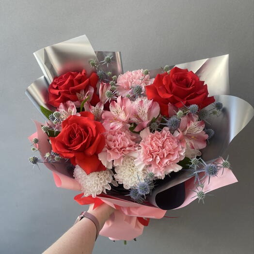 Холодное сердце ♥️ яркий букет с французскими розами, альстромериями, диантусами и эрингиумом