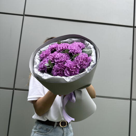 Букет из стойких ярких диантусов с эвкалиптом в серой стильной упаковке 💜
