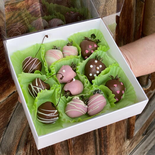 SWEET, клубника в шоколаде 9 штук и вишня в шоколаде 3 штуки