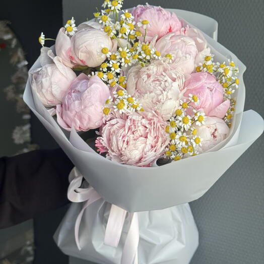 Шикарный букет из розовых пионов и кустовых ромашек